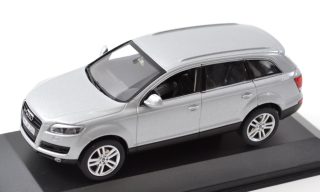 1:43 Audi Q7 2015  stříbrný, dealerská edice - Spark